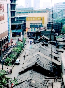 成都春熙路巨型3D蛇太逼真引熱議，城市藝術新邊界在哪？