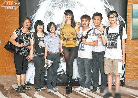 Lady Gaga新加坡演唱會：音樂與科技的跨界狂歡，創新演繹未來舞臺???, 跨界融合, 科技賦能, 沉浸式體驗, 創意互動