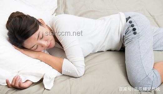 這4個最傷脊柱的姿勢，你每天都在做？：蜷縮睡姿、低頭玩手機、蹺二郎腿、彎腰做家務的對比分析