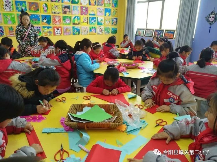 班里來了一位美術老師！：新舊教學模式下的藝術教育對比