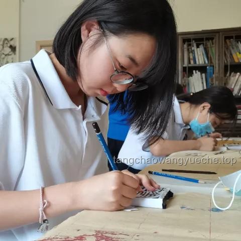班里來了一位美術(shù)老師！：傳統(tǒng)教學(xué)方式與藝術(shù)教育創(chuàng)新的對比分析