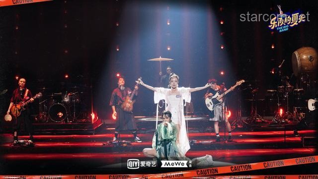 **鳳凰傳奇演唱會破紀錄：創新思維點燃音樂盛宴?**