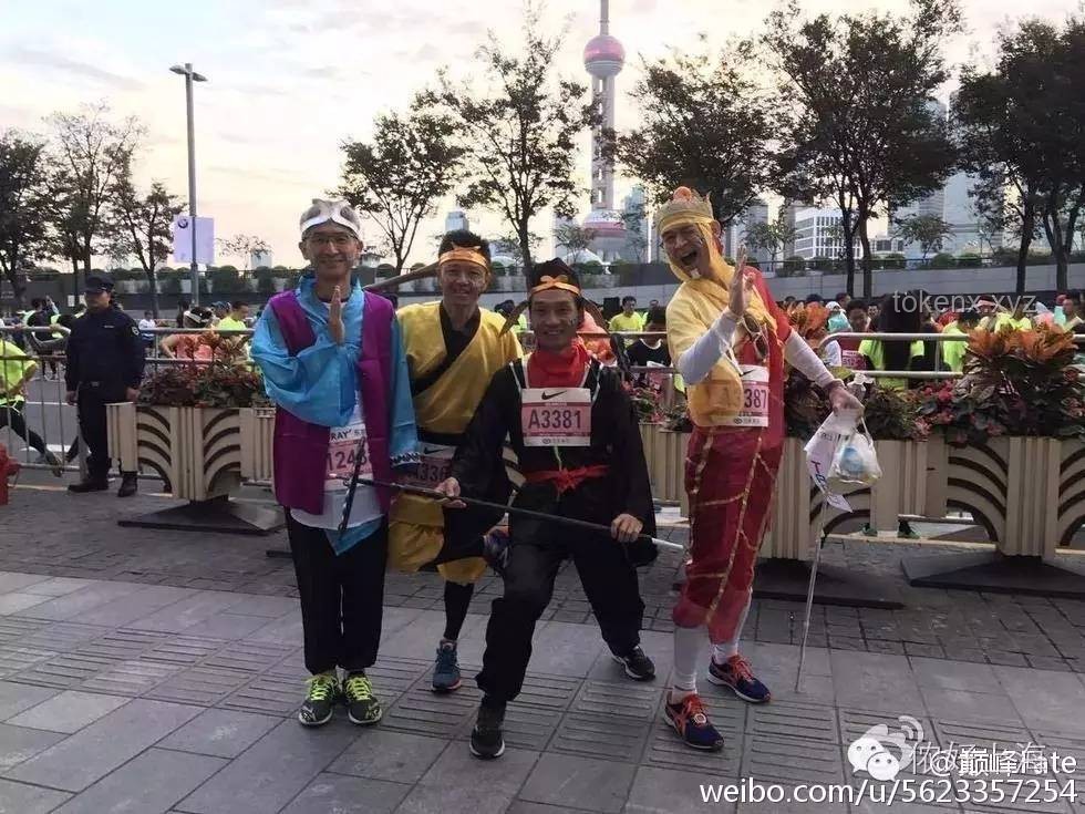 小伙Cos秦始皇參加長春馬拉松，或?qū)⒁I(lǐng)個性化參賽新風尚？