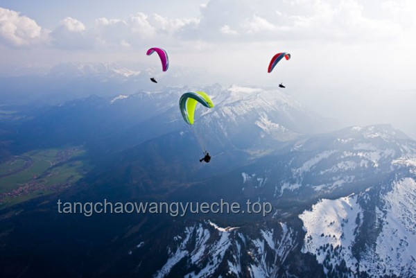 滑翔傘安全飛行指南：避免“云吸”現象，保障高空安全
