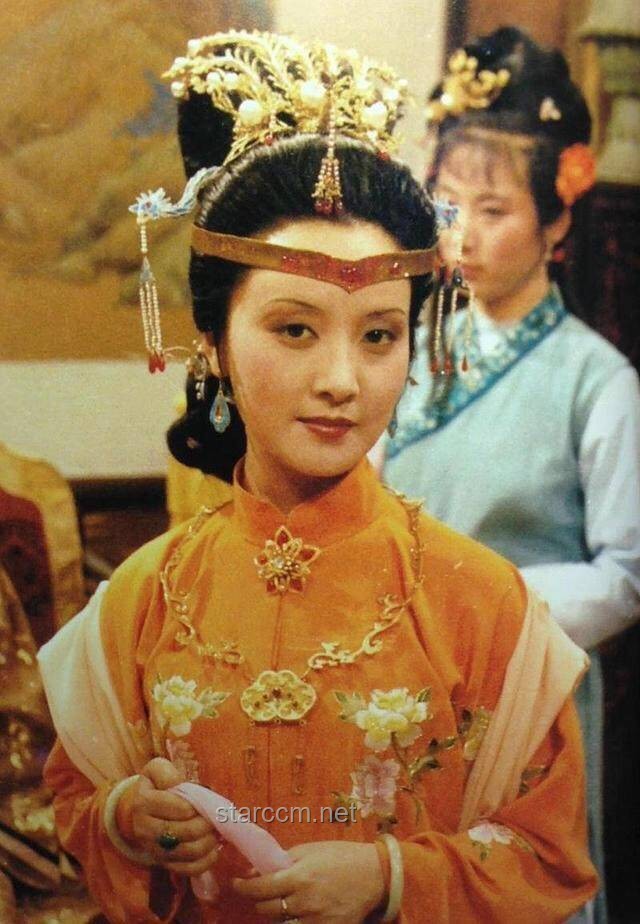**王熙鳳的“反差萌”：四大家族出身與大字不識之謎**