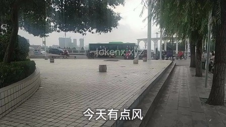 **05后女生跑外賣，堅韌擔當養活全家**