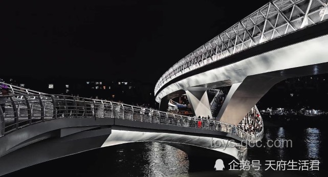實探武漢楊泗港橋下打卡點：網紅景觀與商業運營的交融碰撞