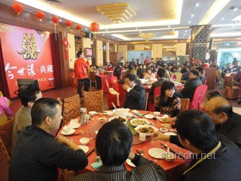 校長(zhǎng)畢業(yè)典禮擺500桌宴席：豪華送行背后的教育深意
