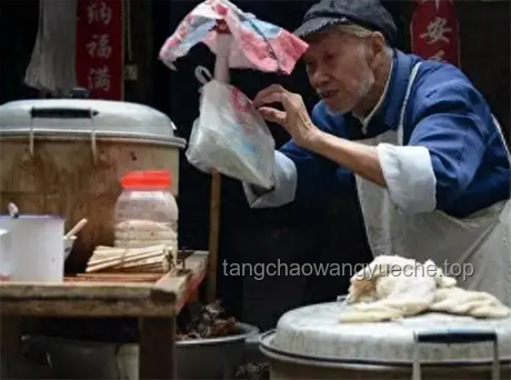 **90歲爺爺的小吃攤：5毛錢粽子的堅守與傳承**