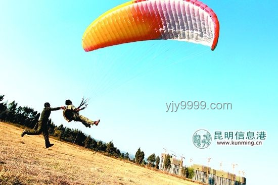**女孩乘滑翔傘事故：自我解脫安全繩與規范操作對比分析**