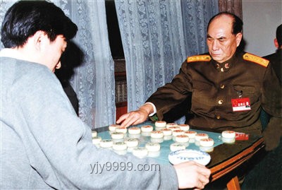 中央軍委原副主席逝世引軍隊高層變動洞察