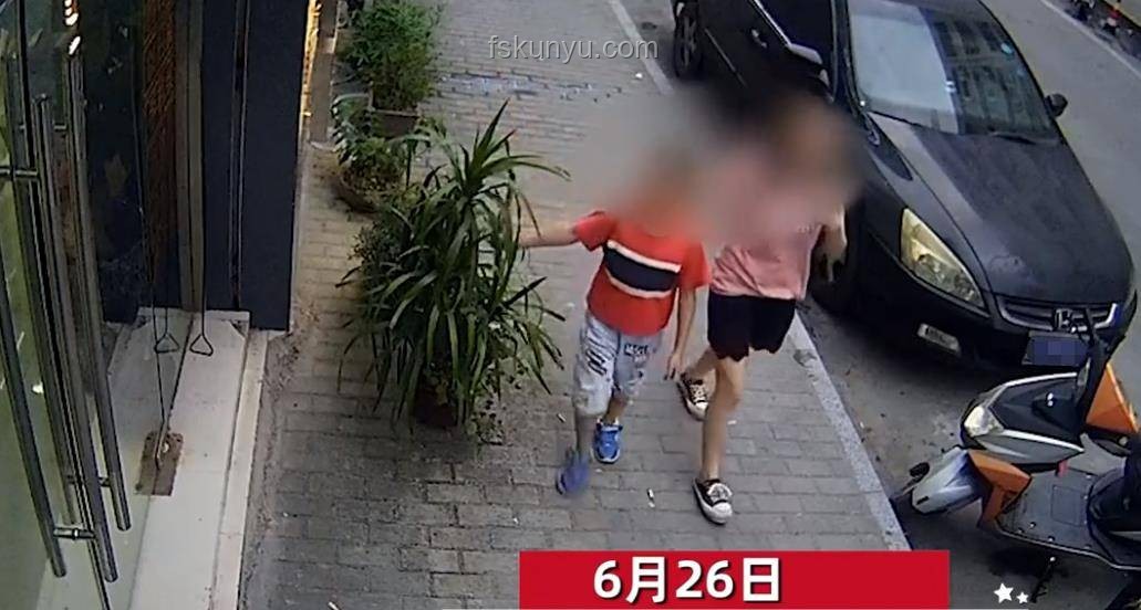 家長用鏟子擋電梯門，幼童被困的驚險瞬間