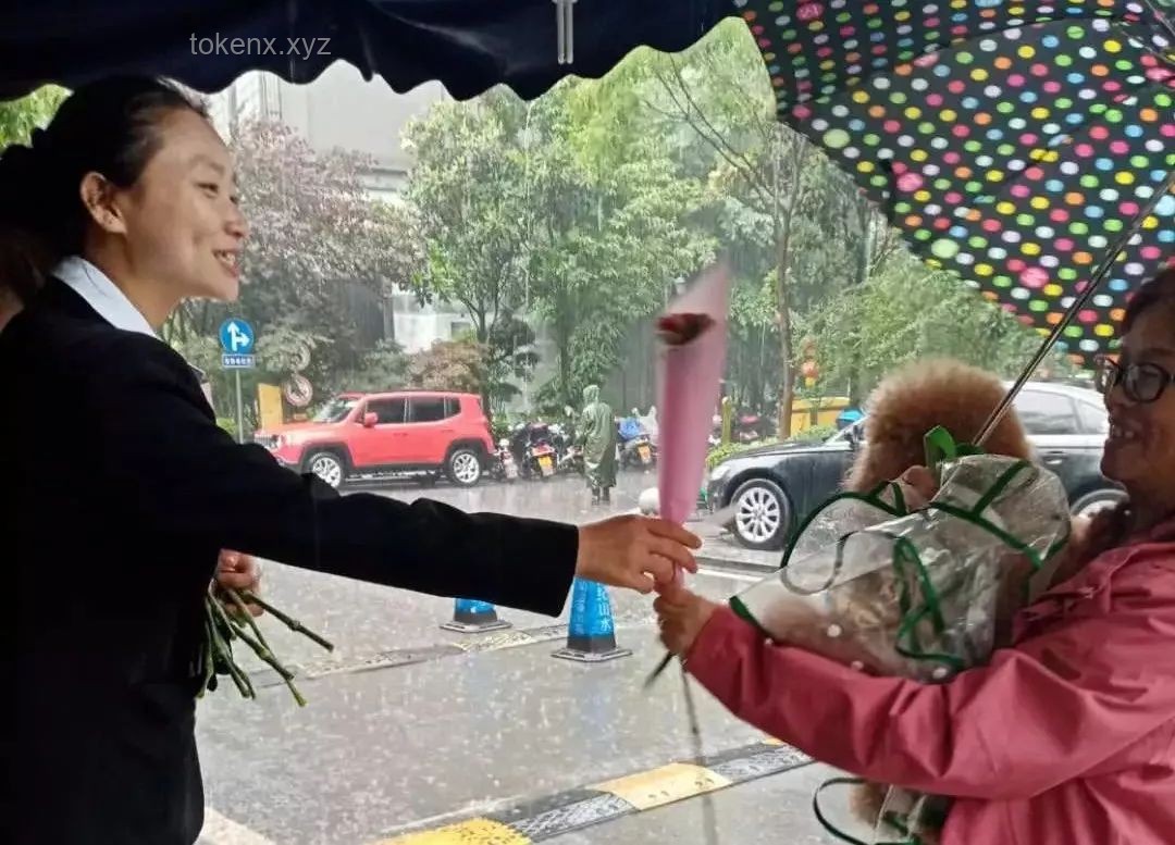 偉大母愛VS個人犧牲：雨中撐傘行為的對比分析