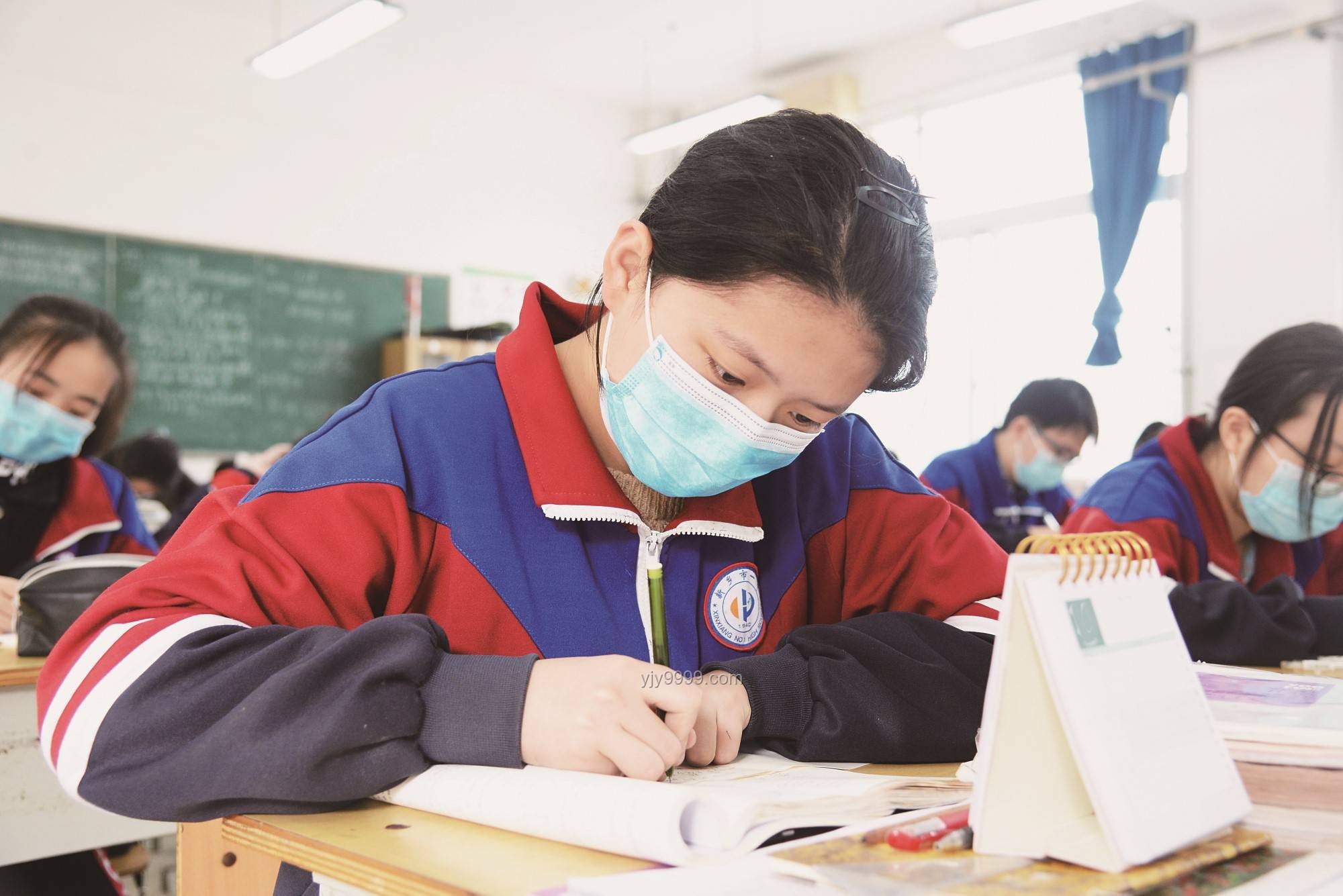 高三班主任送第一屆學生畢業落淚：情感與責任的交織