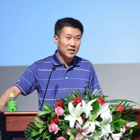 清華計算機入學教育：科研經驗分享案例研究