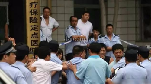 印醫(yī)生遭強(qiáng)奸犯家屬暴力報(bào)復(fù)，凸顯社會(huì)法治困境