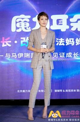 侯佩岑社交魅力洞察：與管樂爸媽熱聊背后的明星社交藝術