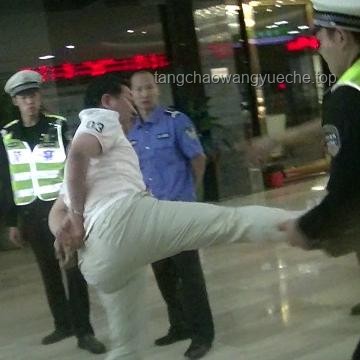 女網紅違停耍橫，跳上警車終被拘：一時沖動，終身教訓