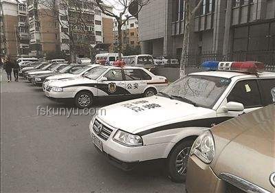 女網紅違停抗拒執法跳警車，法律嚴懲不貸