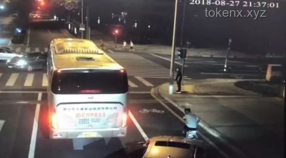 男子撿“車屁股”全網尋主，車主感激回應