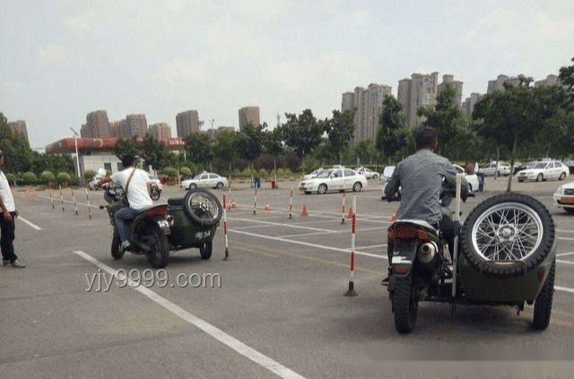 ??越過停車線的“小冒險”：電動車駕駛人的微妙心態解析