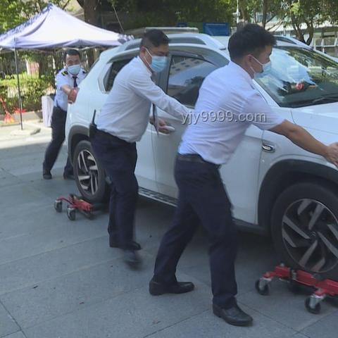 游客飯店門口停車被打，當地回應及解決方案