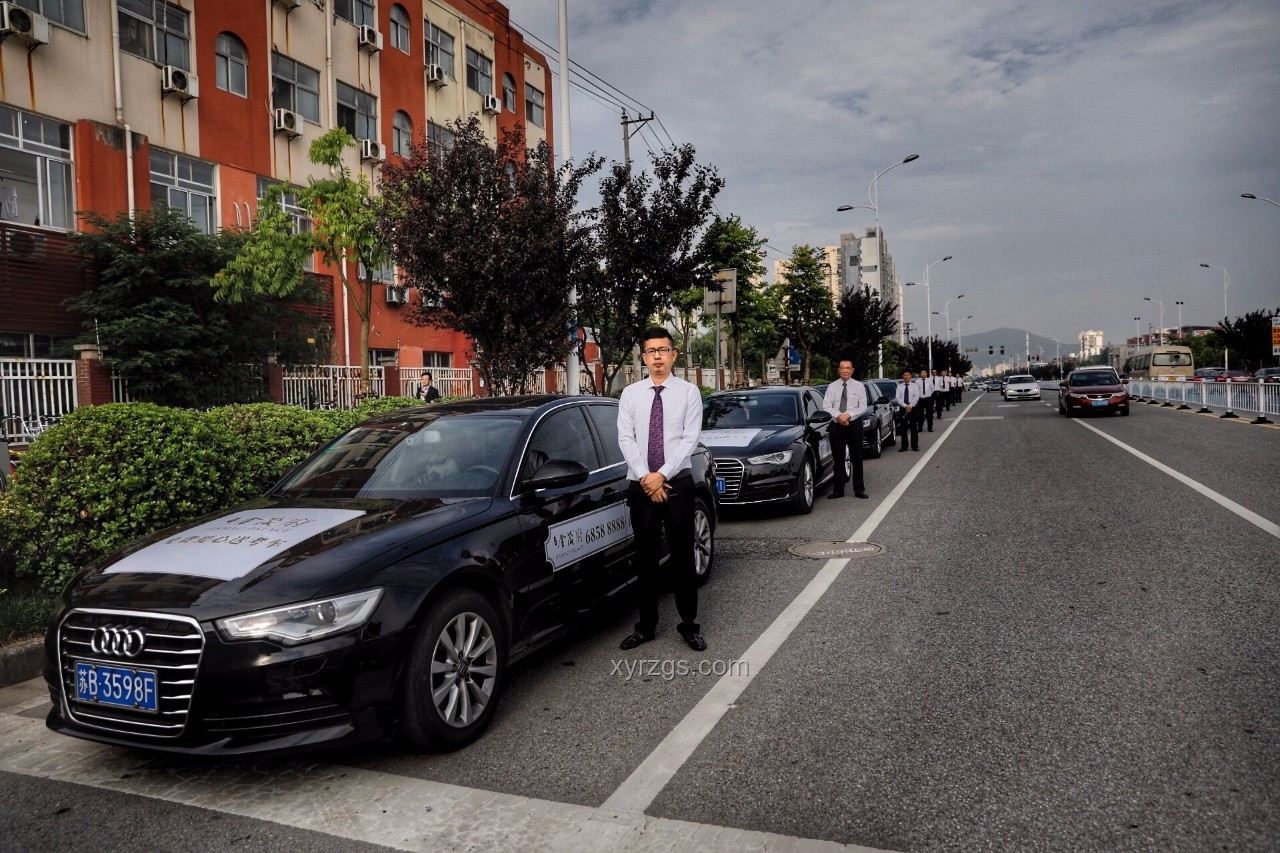 豪車車主的另類祈福：為高考彩頭換“985”車牌記
