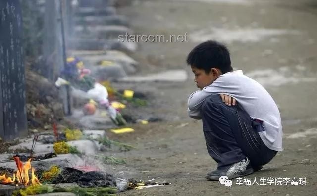 抑郁癥少年面對批評無助，如何與孩子“站在一起”？
