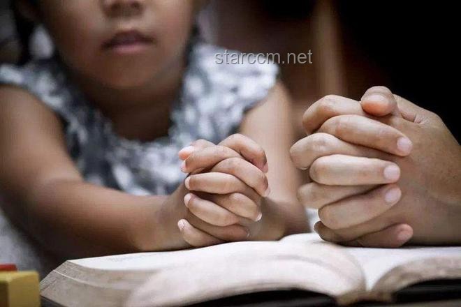 抑郁癥少年面對批評無助，如何與孩子“站在一起”？