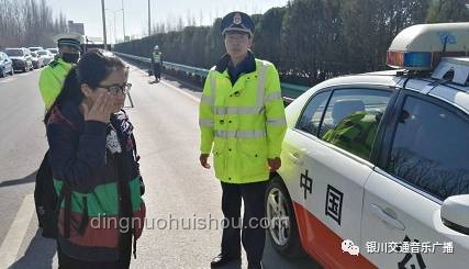 小伙第一個(gè)沖出考場(chǎng)，交警暖心贈(zèng)小熊??