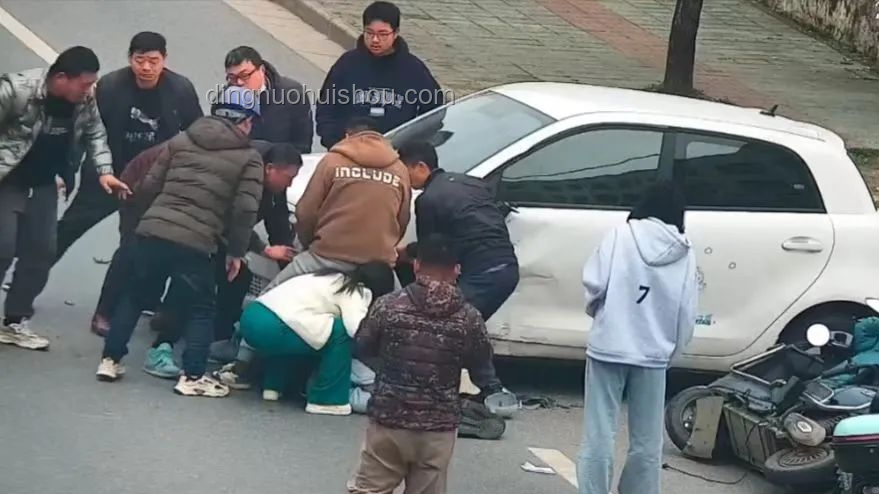 小伙第一個(gè)沖出考場(chǎng)，交警暖心贈(zèng)小熊??