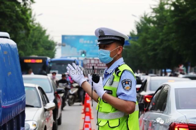 小伙第一個沖出考場，交警溫馨贈小熊：考試心態調整之旅
