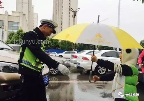 小伙第一個沖出考場，交警溫馨贈小熊：考試心態調整之旅