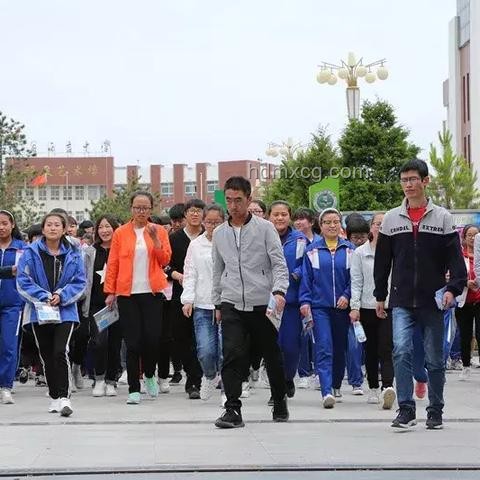 高考考場外全國統(tǒng)一動(dòng)作：那些陪伴與守望的瞬間