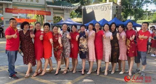 老師穿紅旗袍送考VS常規送考方式