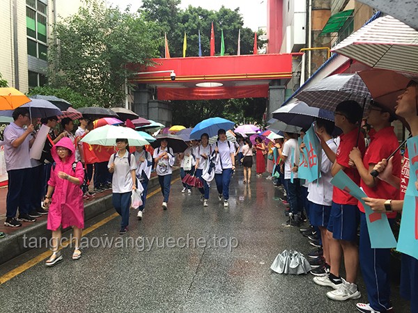 老師穿紅旗袍送考VS常規送考方式