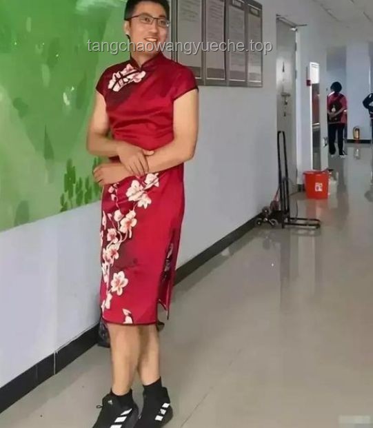 老師穿紅旗袍送考VS常規送考方式