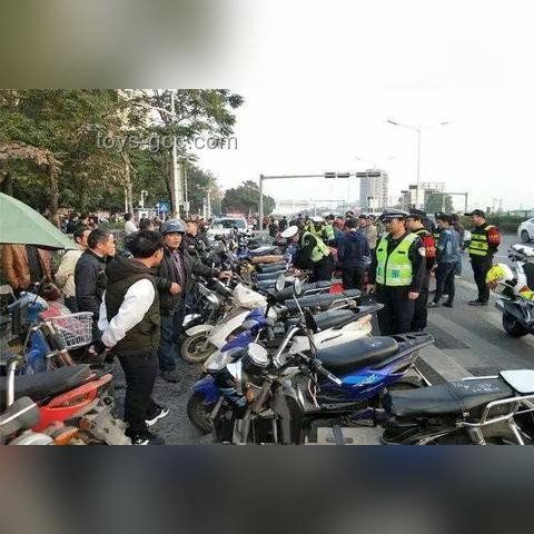 紅綠燈路口電動車停車線前違規心態解析與應對指南