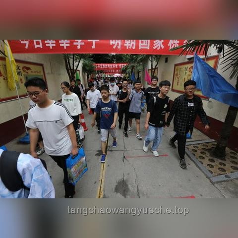 男生第1個出考場，手機狂拍家長：那一刻的溫情與成長