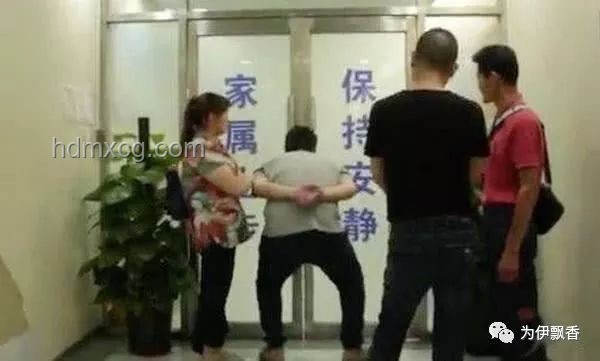 考場(chǎng)外趣事：男生考完急尋媽媽，背后心理揭秘