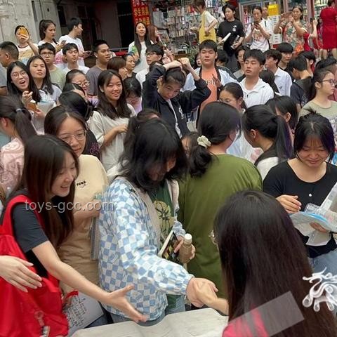 送考這一幕太暖了：社會溫情與教育關懷的深度剖析