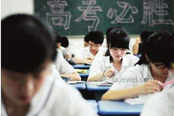 父親舉張凌赫立牌接高考女兒：親情表達方式的對比分析