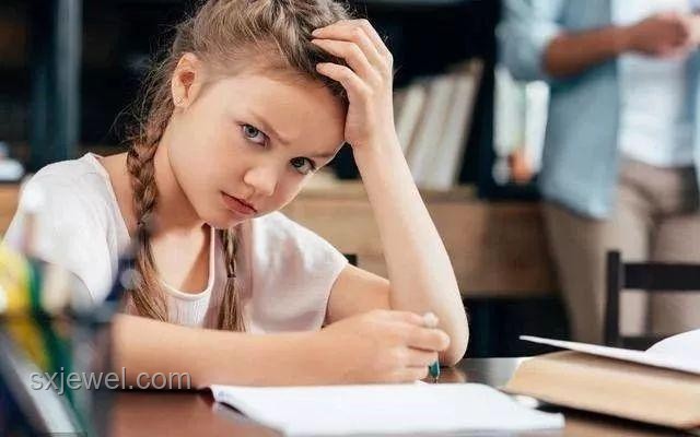 父親舉張凌赫立牌接高考女兒：親情表達方式的對比分析
