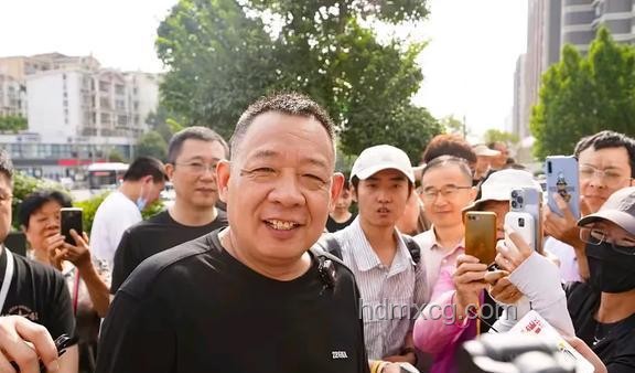 胖東來(lái)人反擊戰(zhàn)：于東來(lái)的商業(yè)智慧與初心堅(jiān)守