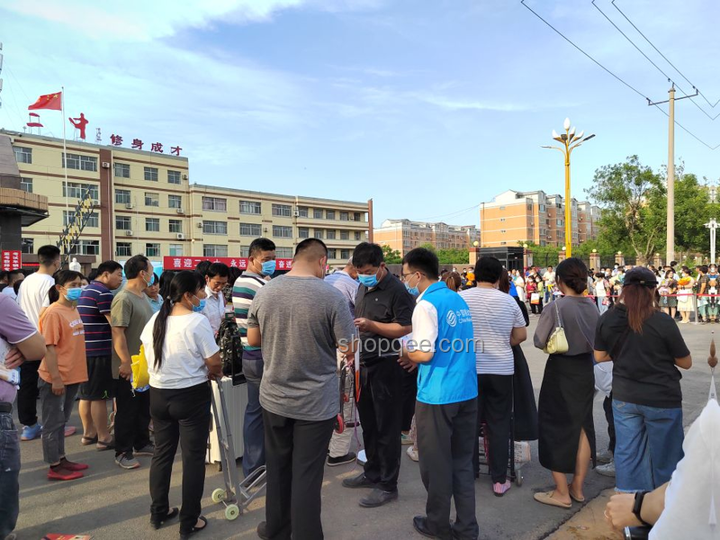 家長們考場外花樣整活案例研究