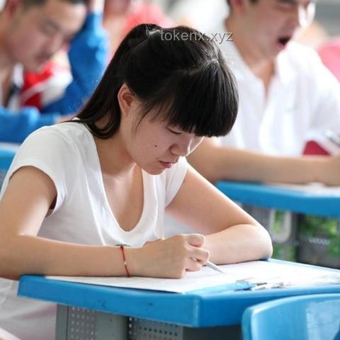 家長們考場外花樣整活，助力學子情緒調節