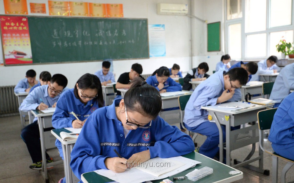 高考考場外家長整活趨勢：從喧囂走向理性