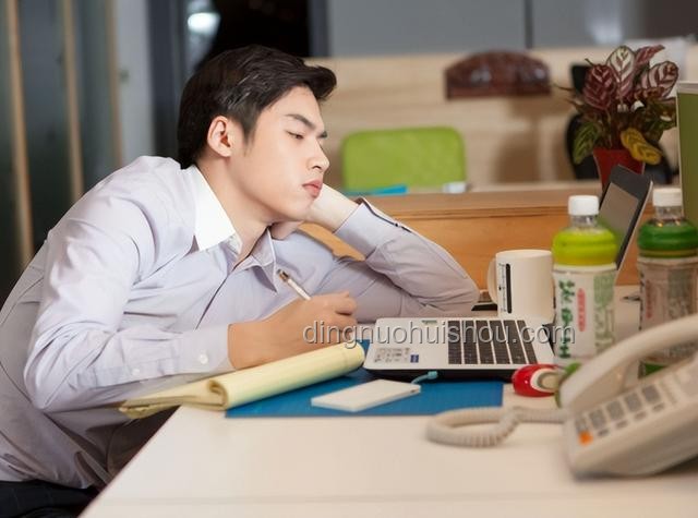 久坐打工人偷練爬行現象解析與解決方案