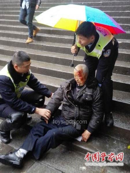 重慶街頭學生被銬事件：老人行為與社會反應的深度對比