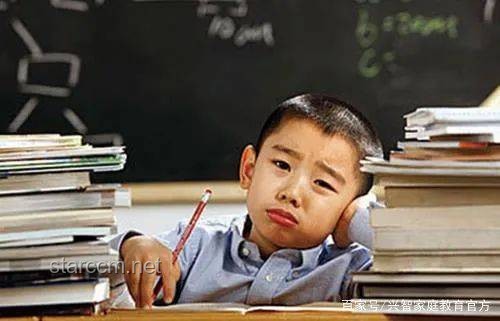 如何支持抑郁癥少年面對(duì)老師批評(píng)：與孩子“站在一起”的重要性